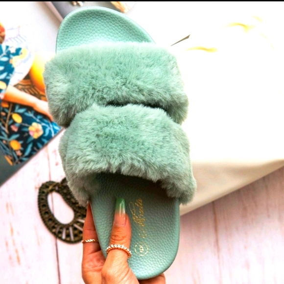 Shoes - 💚Fuzzy Slippers